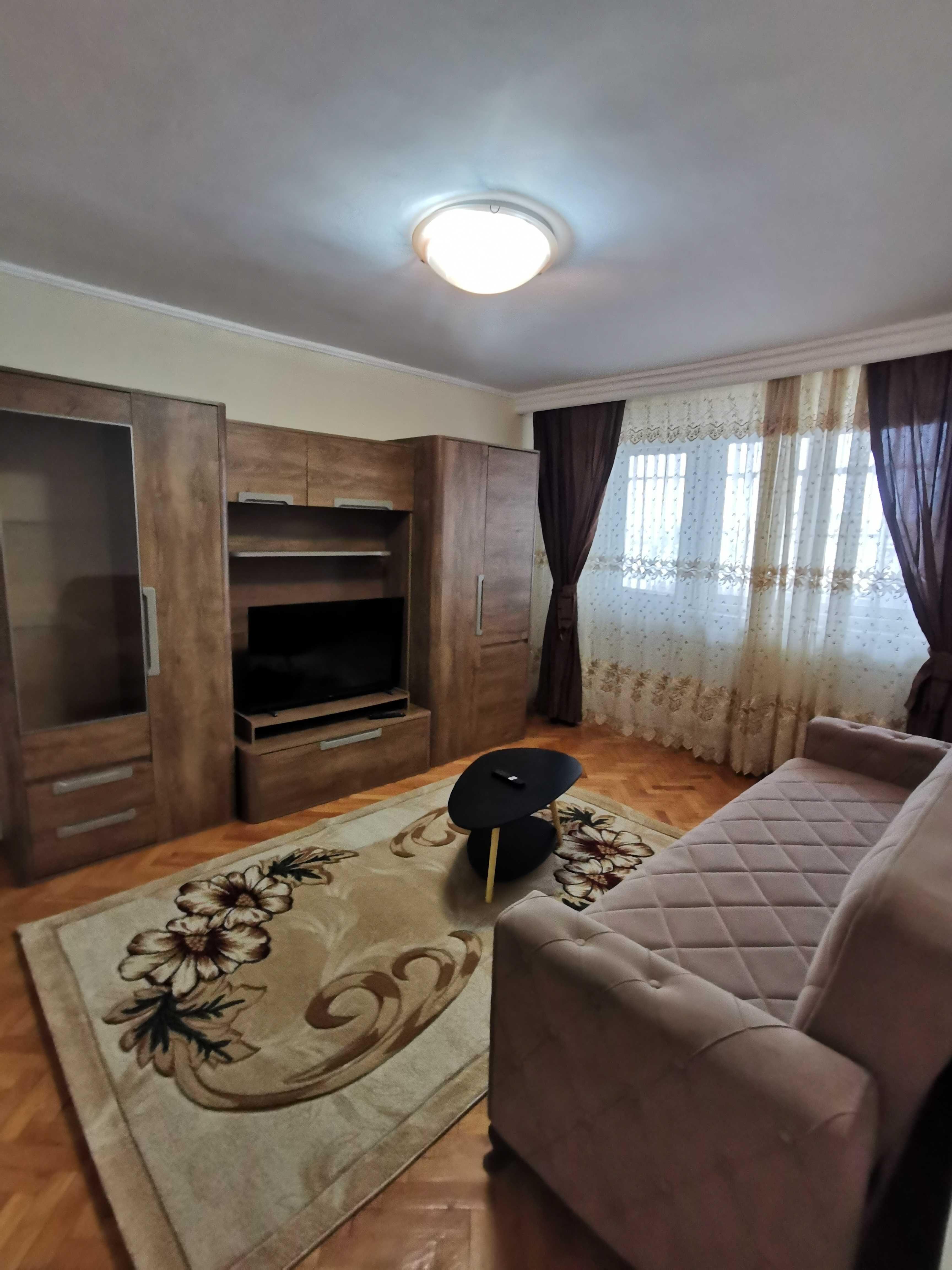 Închiriez apartament 3 camere decomandat, Calea București, zona Institut