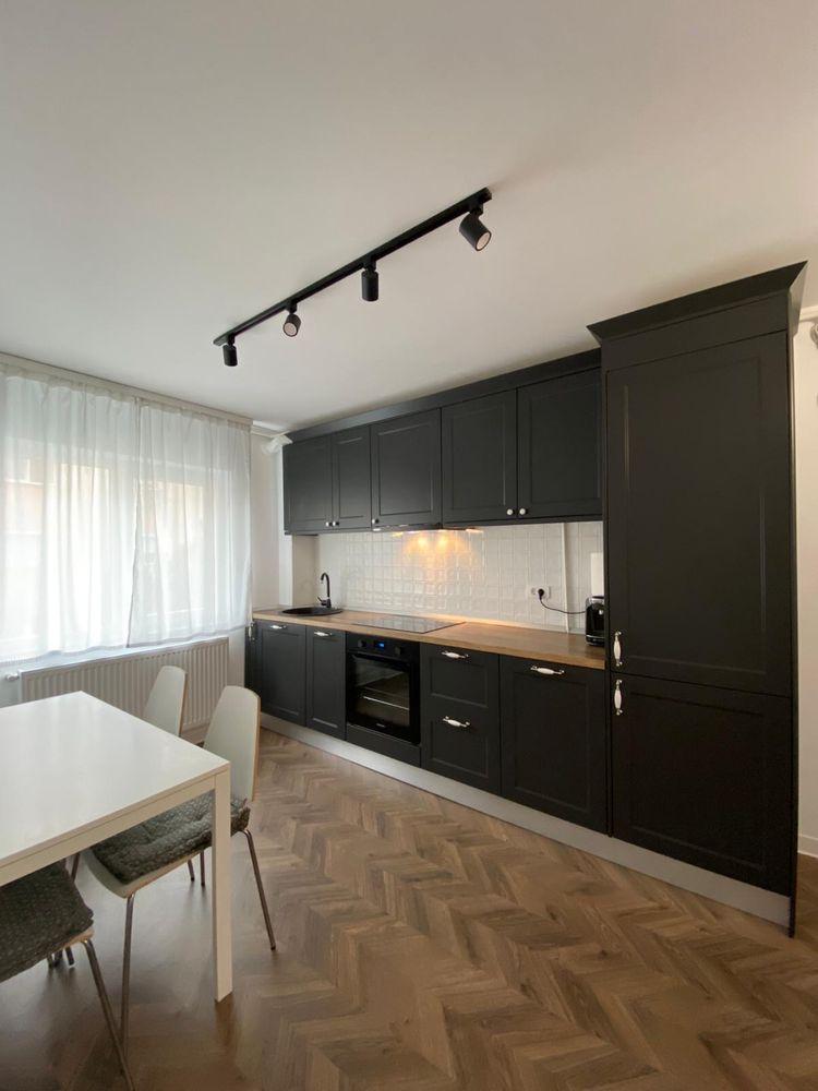 Apartament modern cu 3 camere de închiriat, ultracentral, etaj 2/4