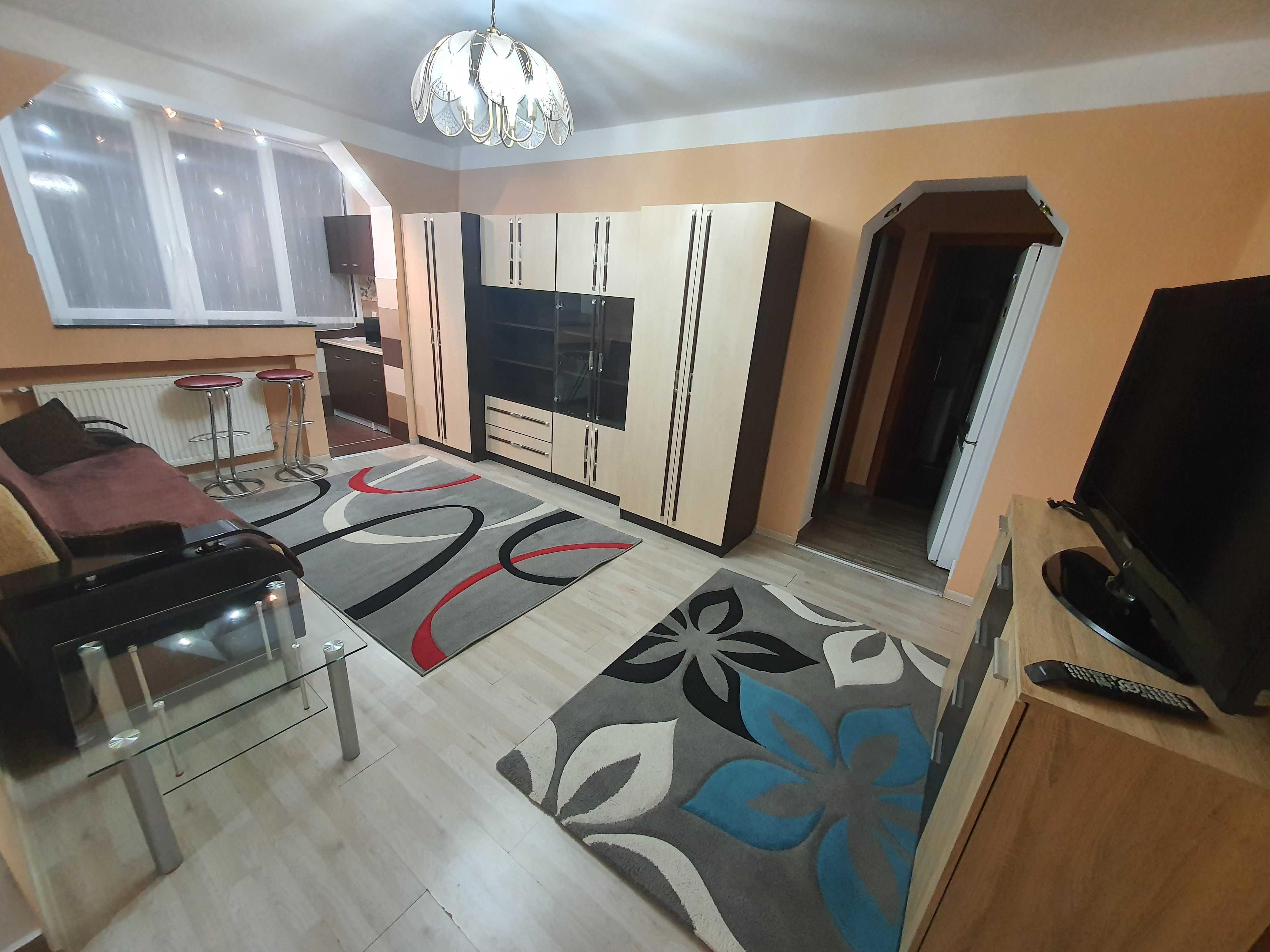 Închiriez apartament 2 camere + living ( transformat), cartier Rogerius