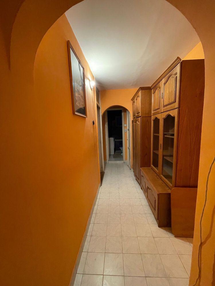 Inchiriez ap. cu 3 camere  in zona Decebal