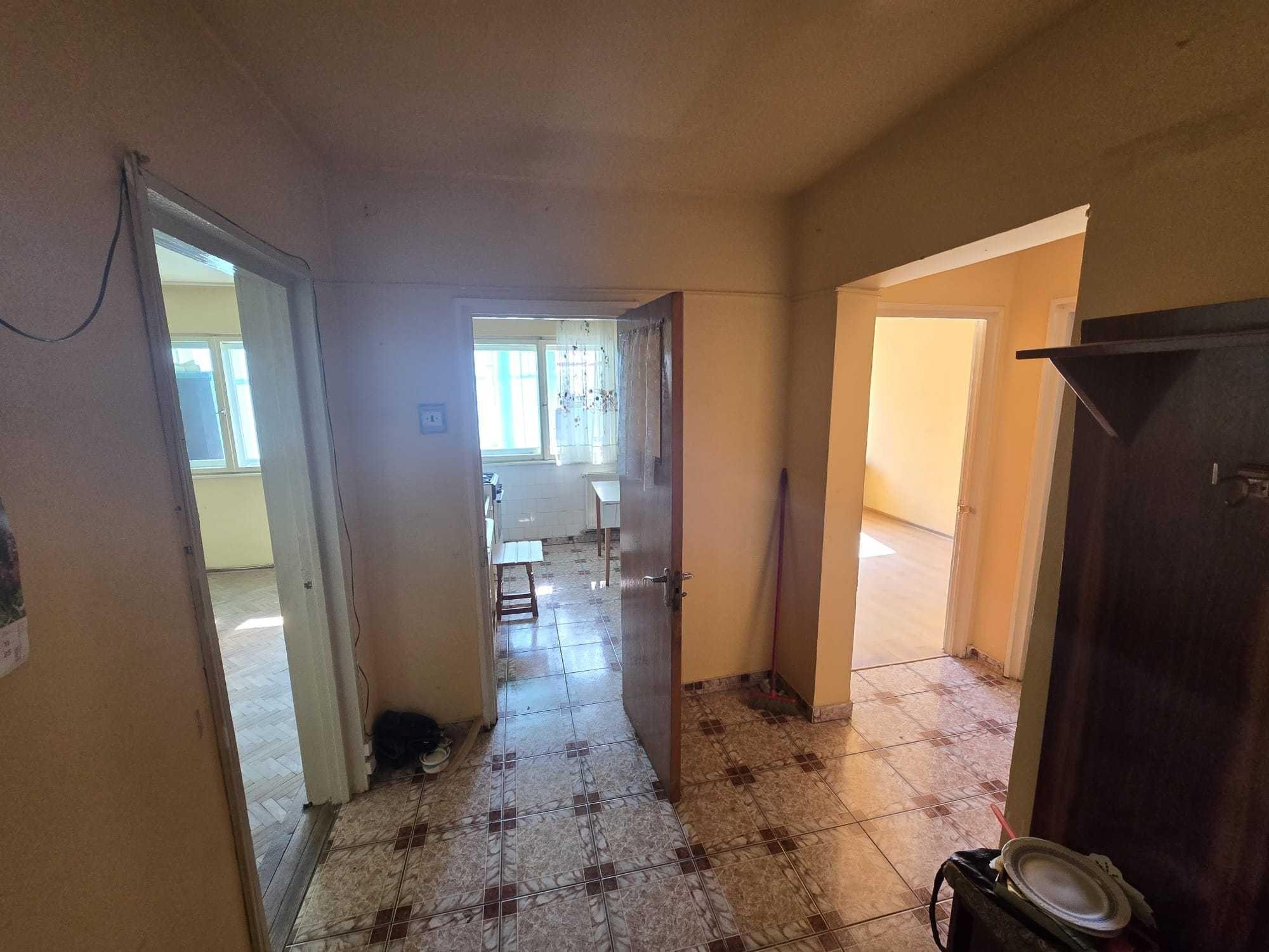Apartament 2 camere, et. 3, decomandat, vis a vis de Kaufland Vest - imagine 1