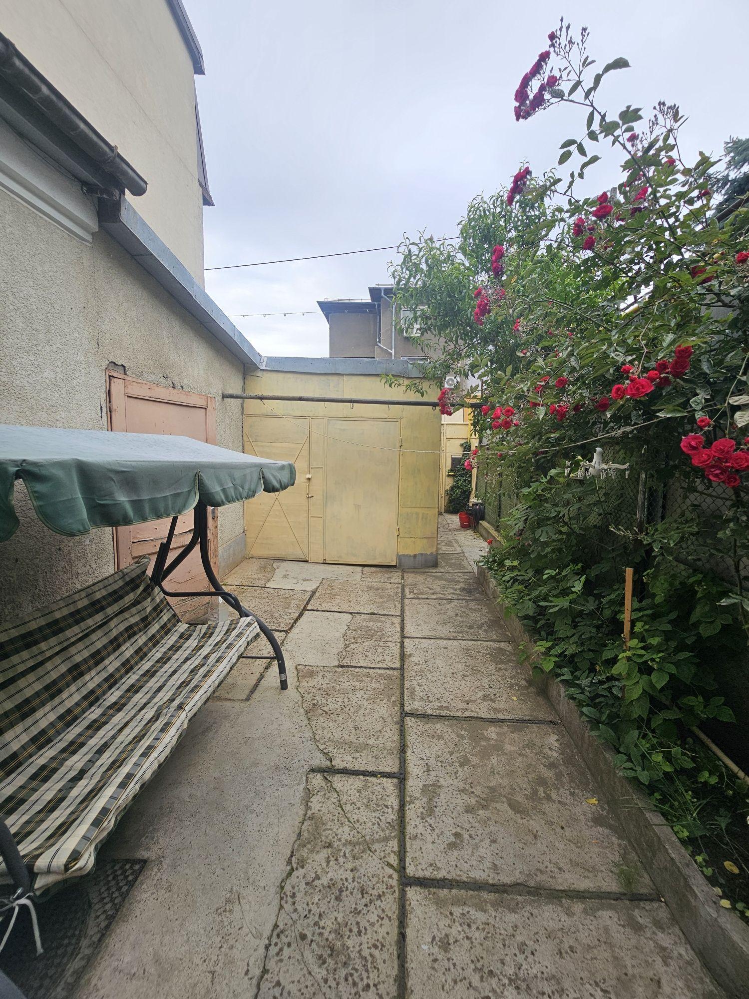 Vind casa cu 2 intrari separat