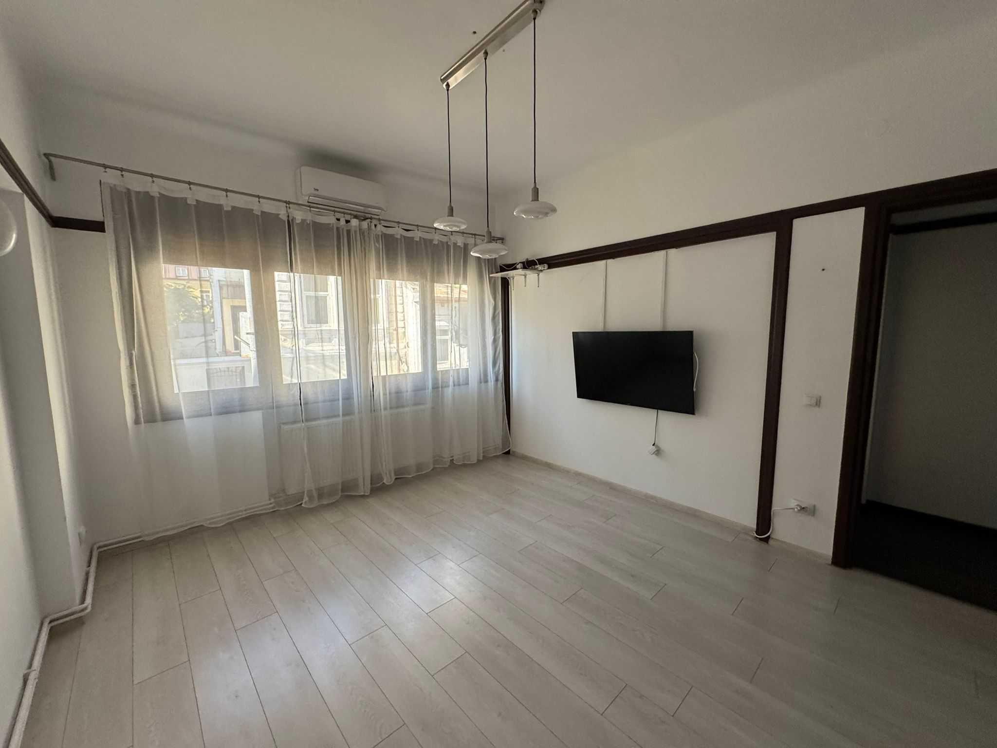 Închiriez apartament 5 camere în vilă interbelică (parter) - imagine 1
