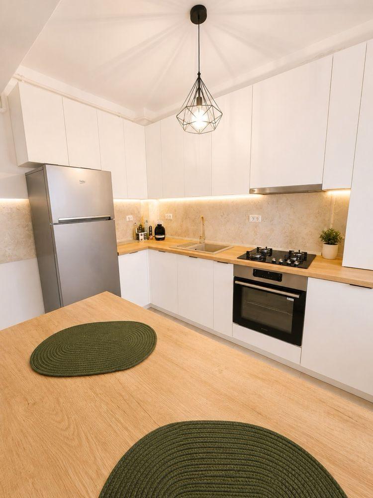 Vand apartament 3 camere - Central Adress, etaj 4