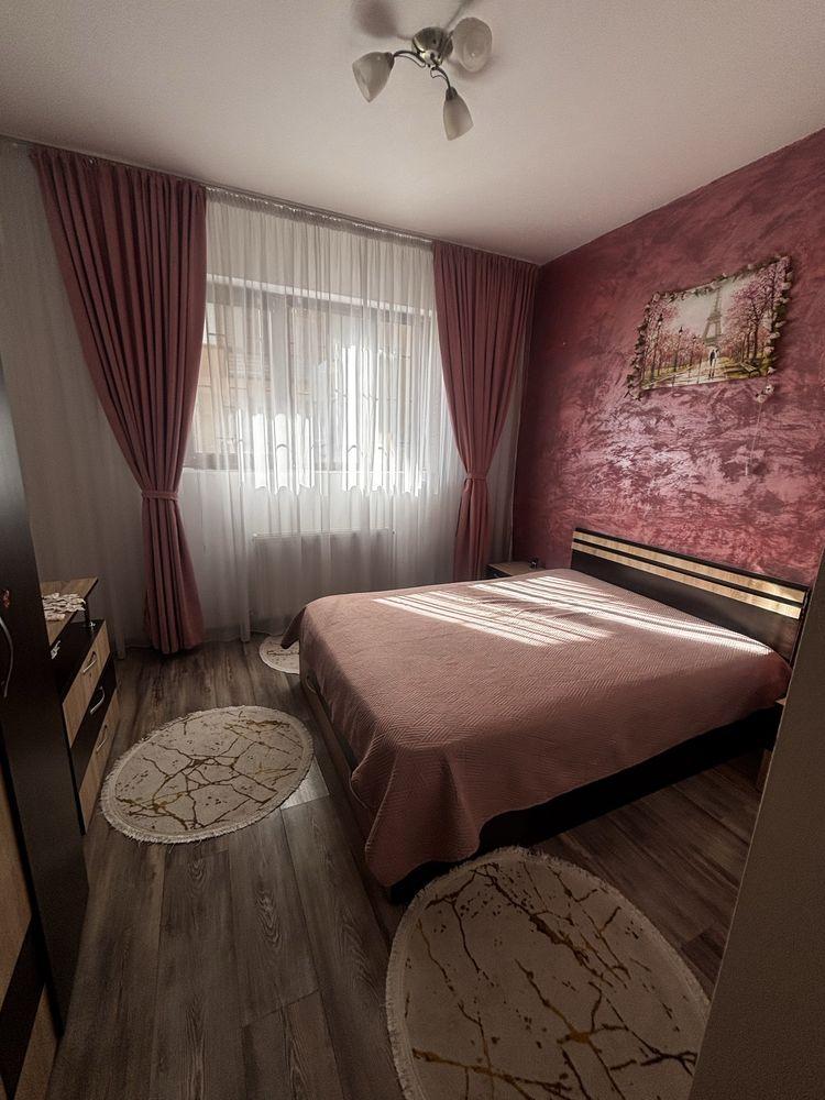 Ofer spre inchiriere apartament 2 camere ,decomandat  mobilat si utilat complet ,bloc construit in 2015
