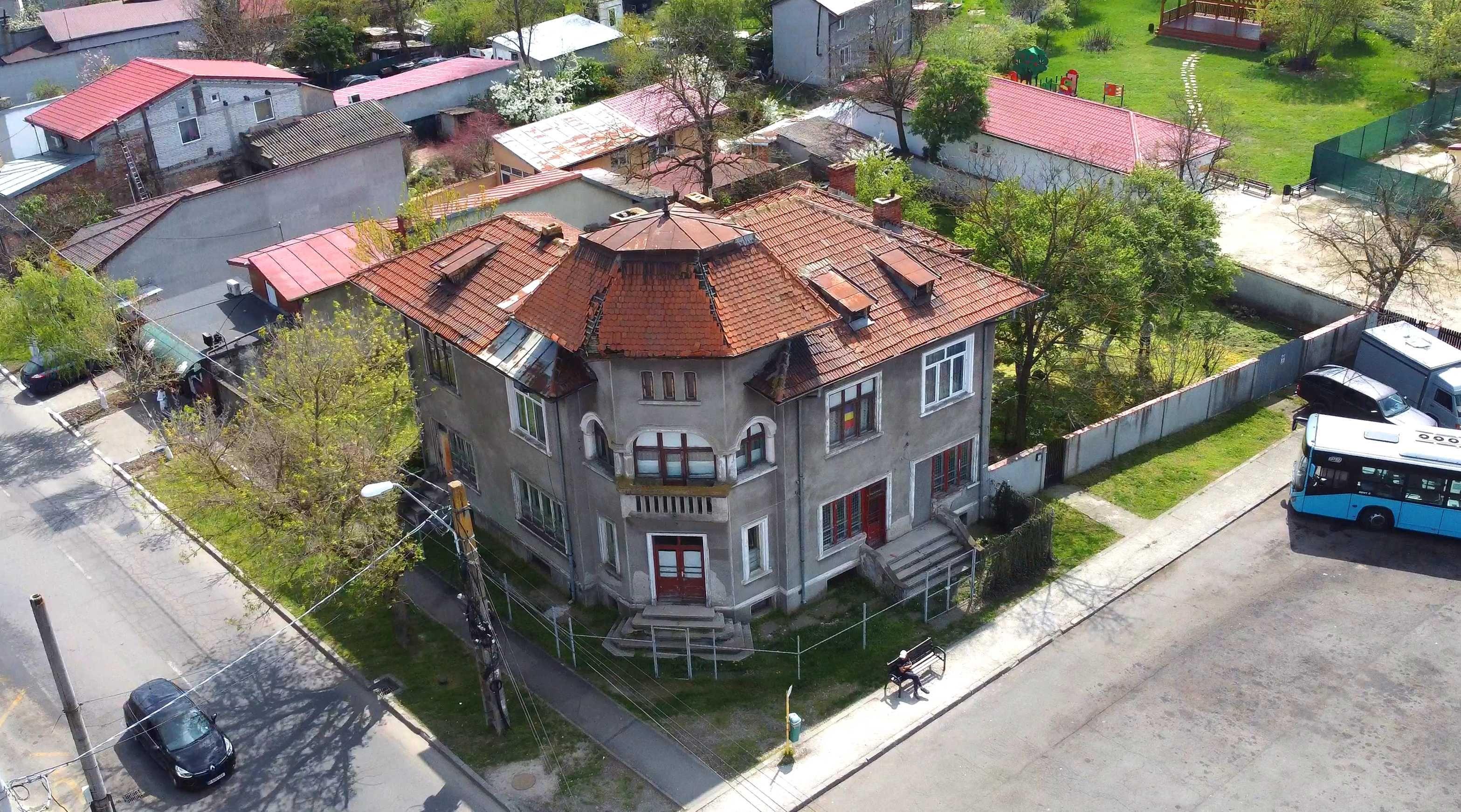 Vilă interbelica cu suflet, curte mare și vedere spre dealuri