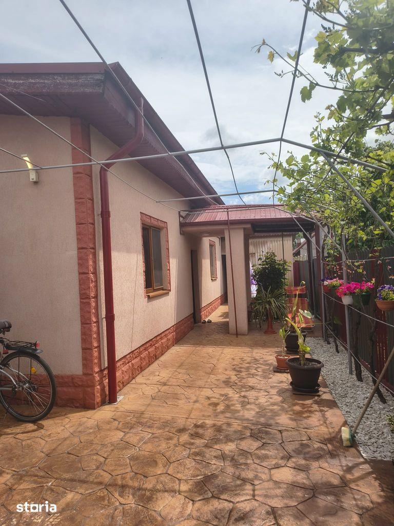 Casă cu curte, pivniță și centrală pe gaz în zonă urbană - imagine 1