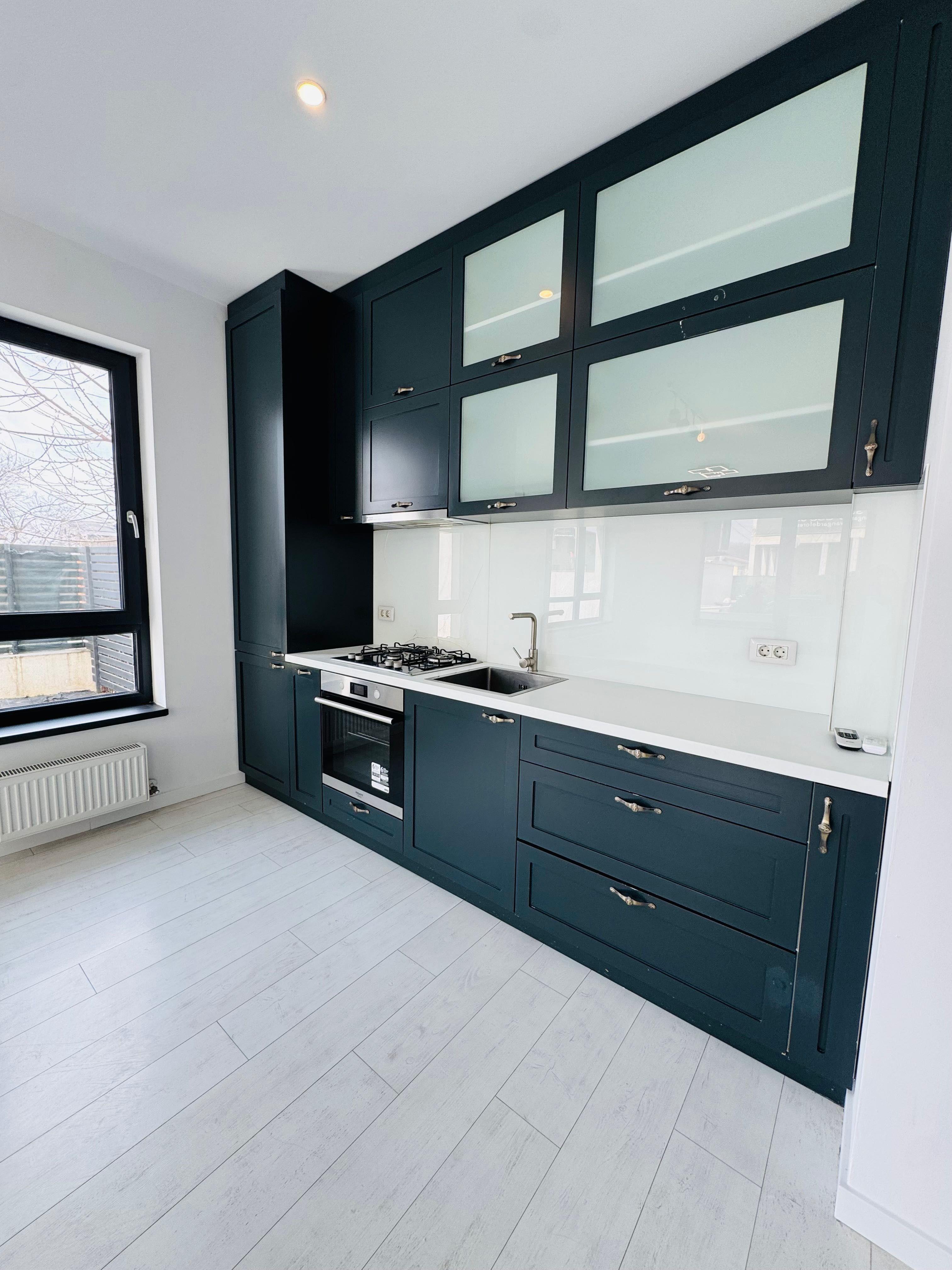 Vânzare apartament 3 camere, curte și loc de parcare - imagine 1