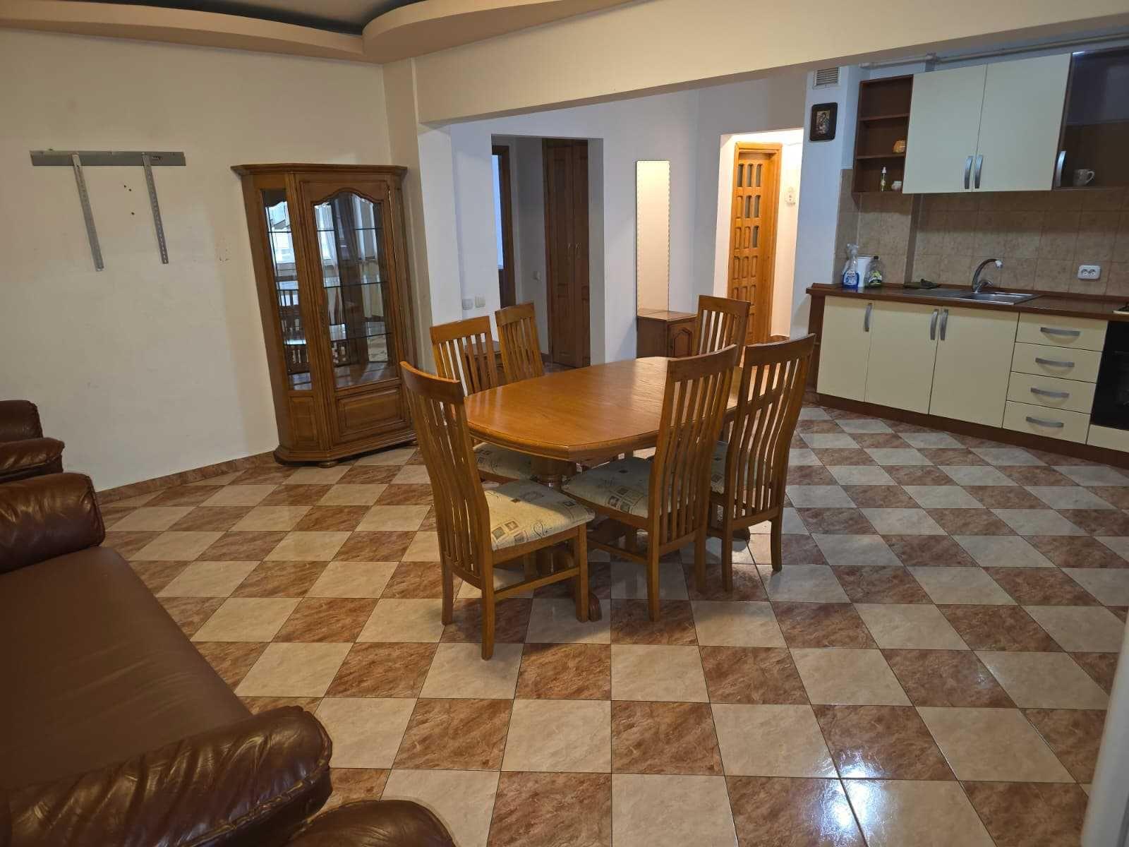 Inchiriez apartament 3 camere, decomandat, Piata Gavana 370 euro / luna