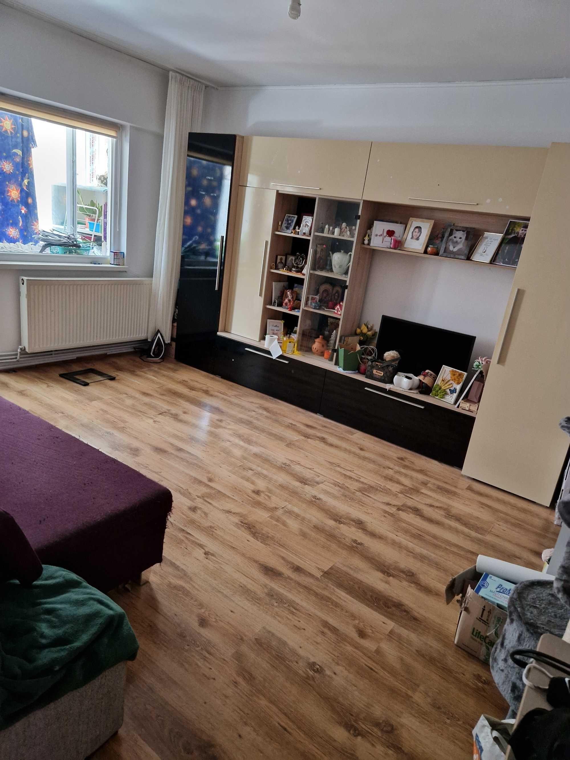 Apartament cu 4 camere de vanzare - imagine 1