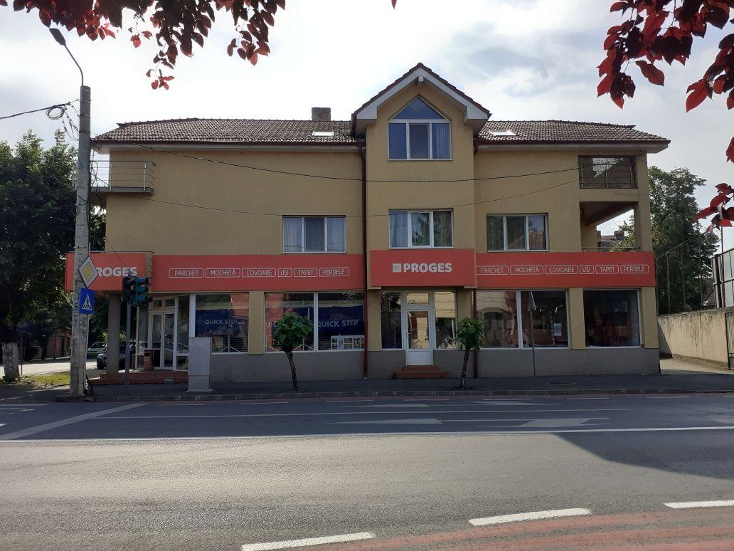Proprietar închiriez apartament 2 camere  + garaj  zona Piața Spitalului