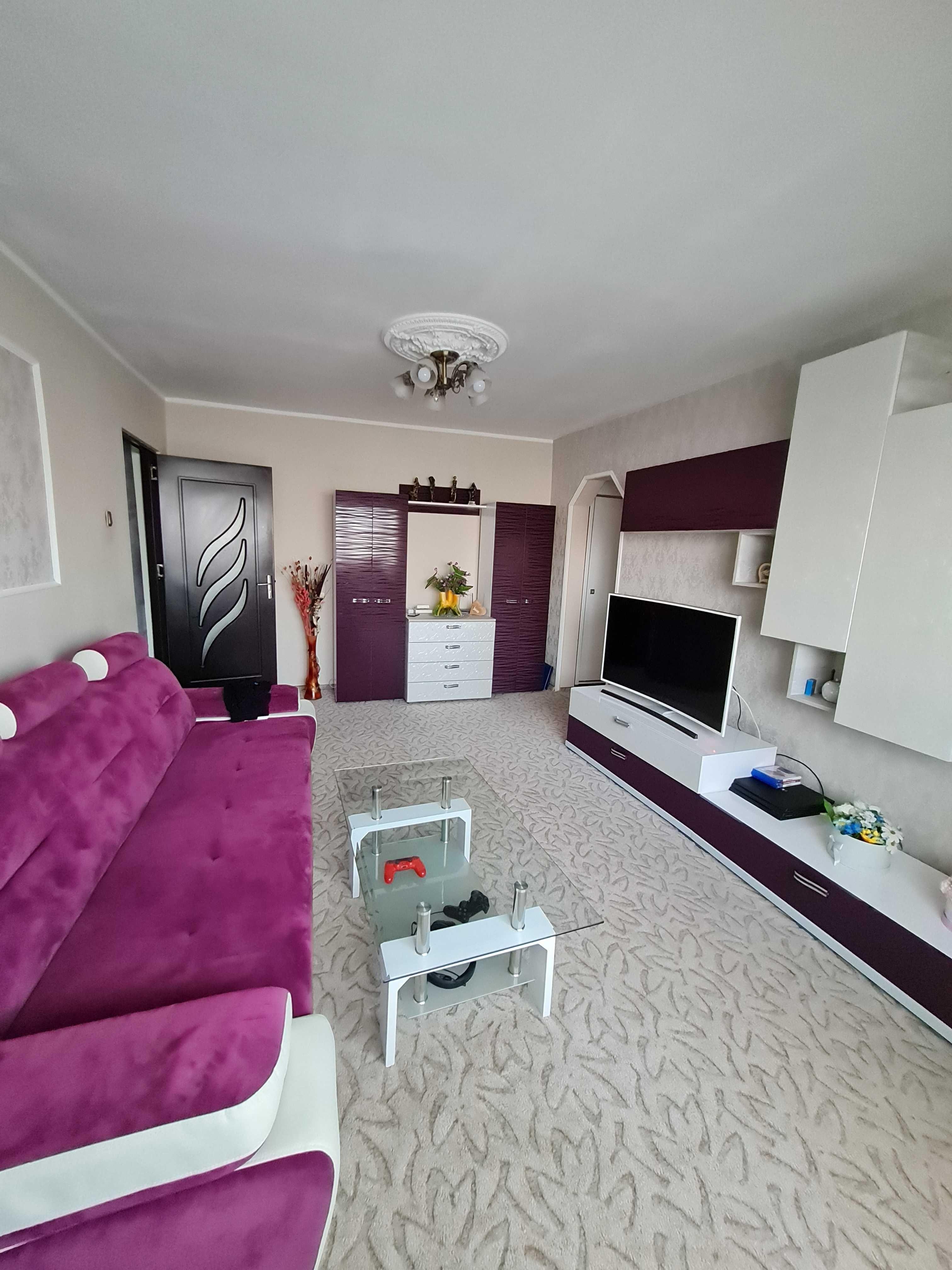 Inchiriez apartament 3 camere - zona Atrium Mall. 400 euro/luna