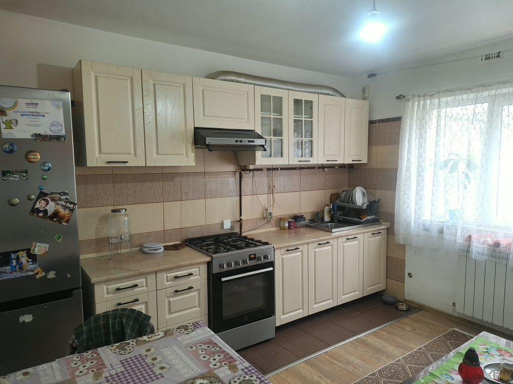 Inchiriez apartament 3 camere