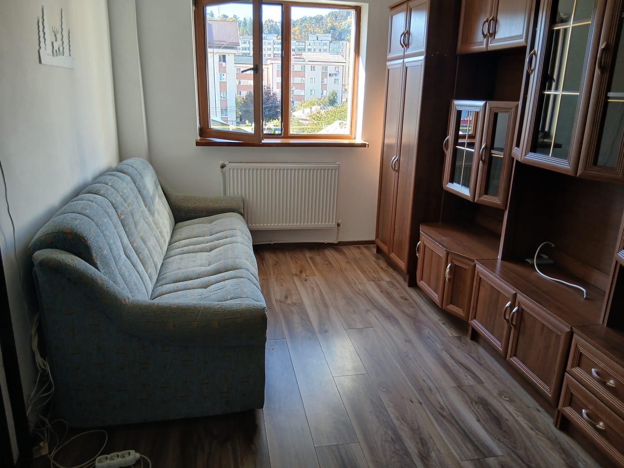 Închiriez apartament cu o cameră situat în bloc de apartamente.