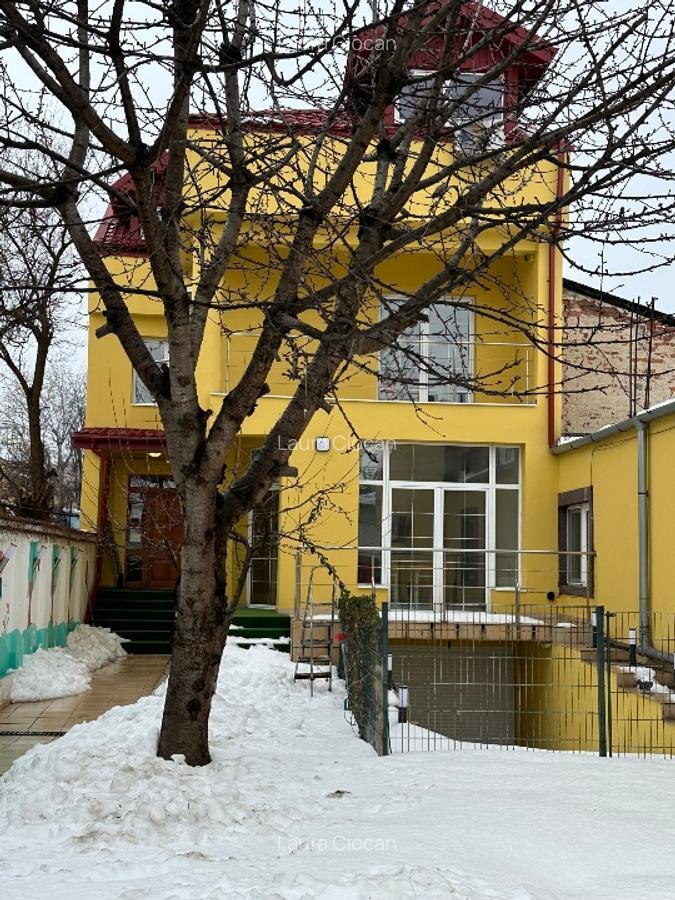 Vila spațioasă de închiriat