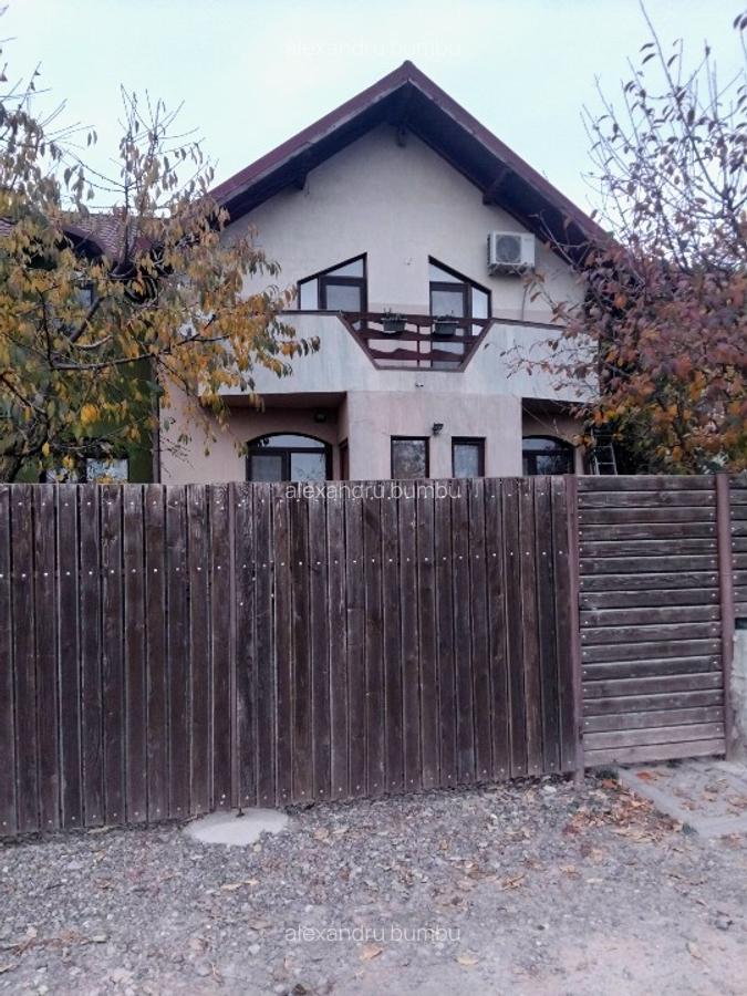Casa unde cireșul are bancă