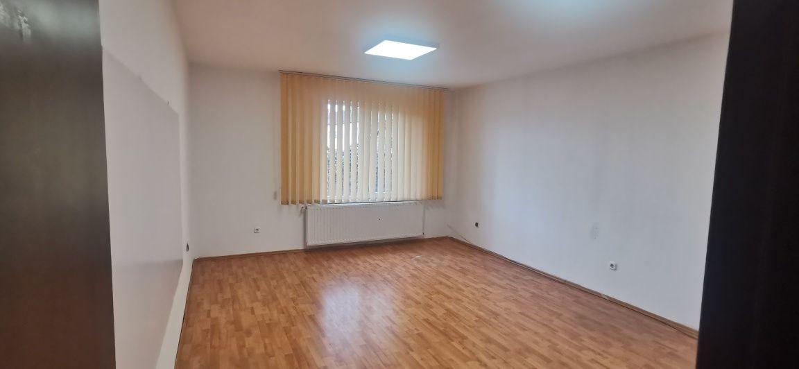 De închiriat 2 birouri în clădire de birou, semicentral