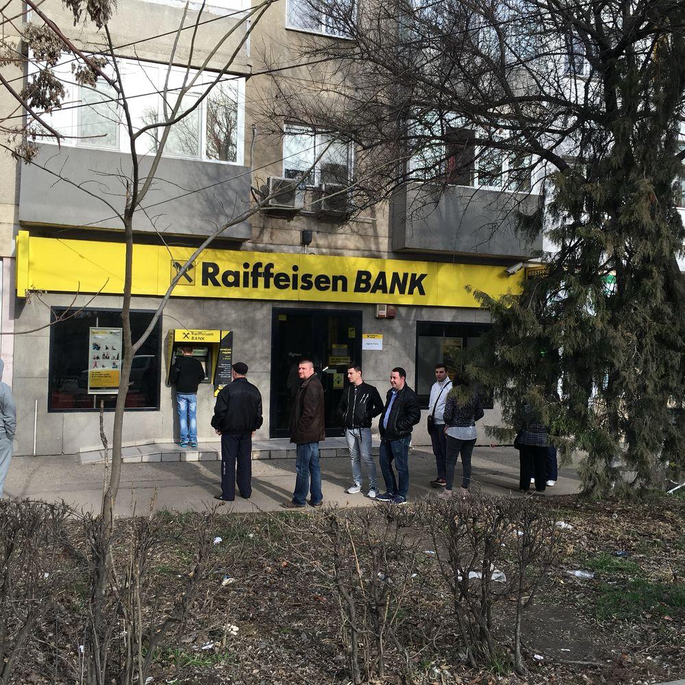 Inchiriez spatiu comercial pe bl Aurel Vlaicu nr 92 , este cel cu Raiffeisen Bank vecin cu Bioclinica si Catena - imagine 1