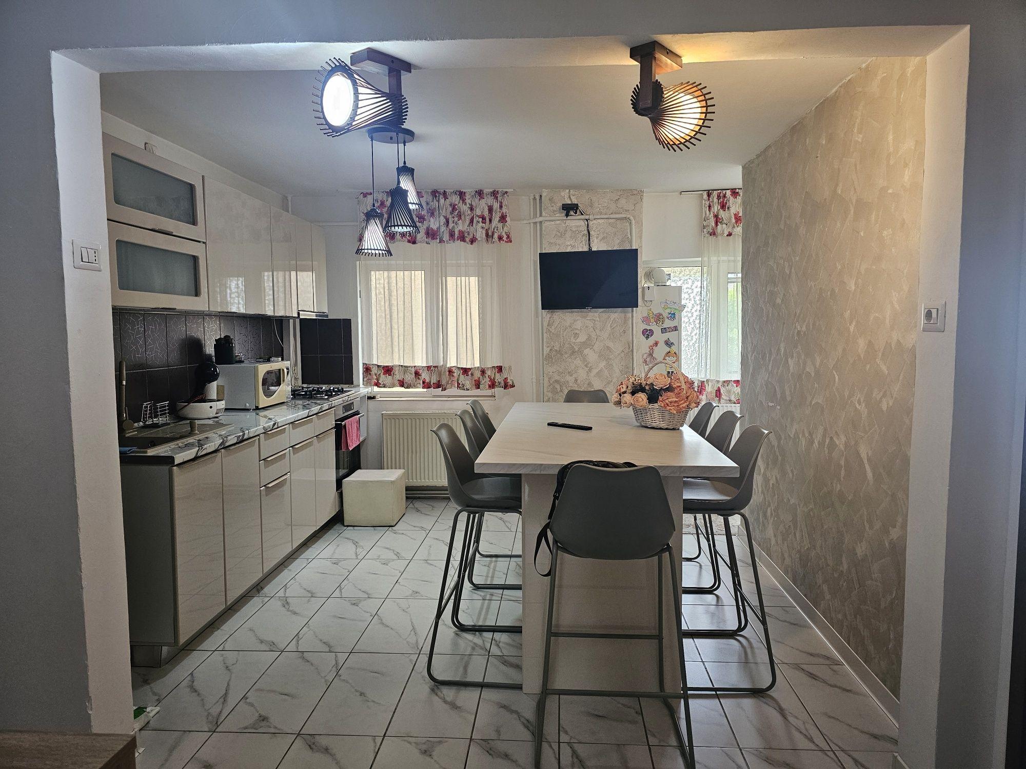 Vând apartament 3 camere decomandat zona 1Mai,Craiova