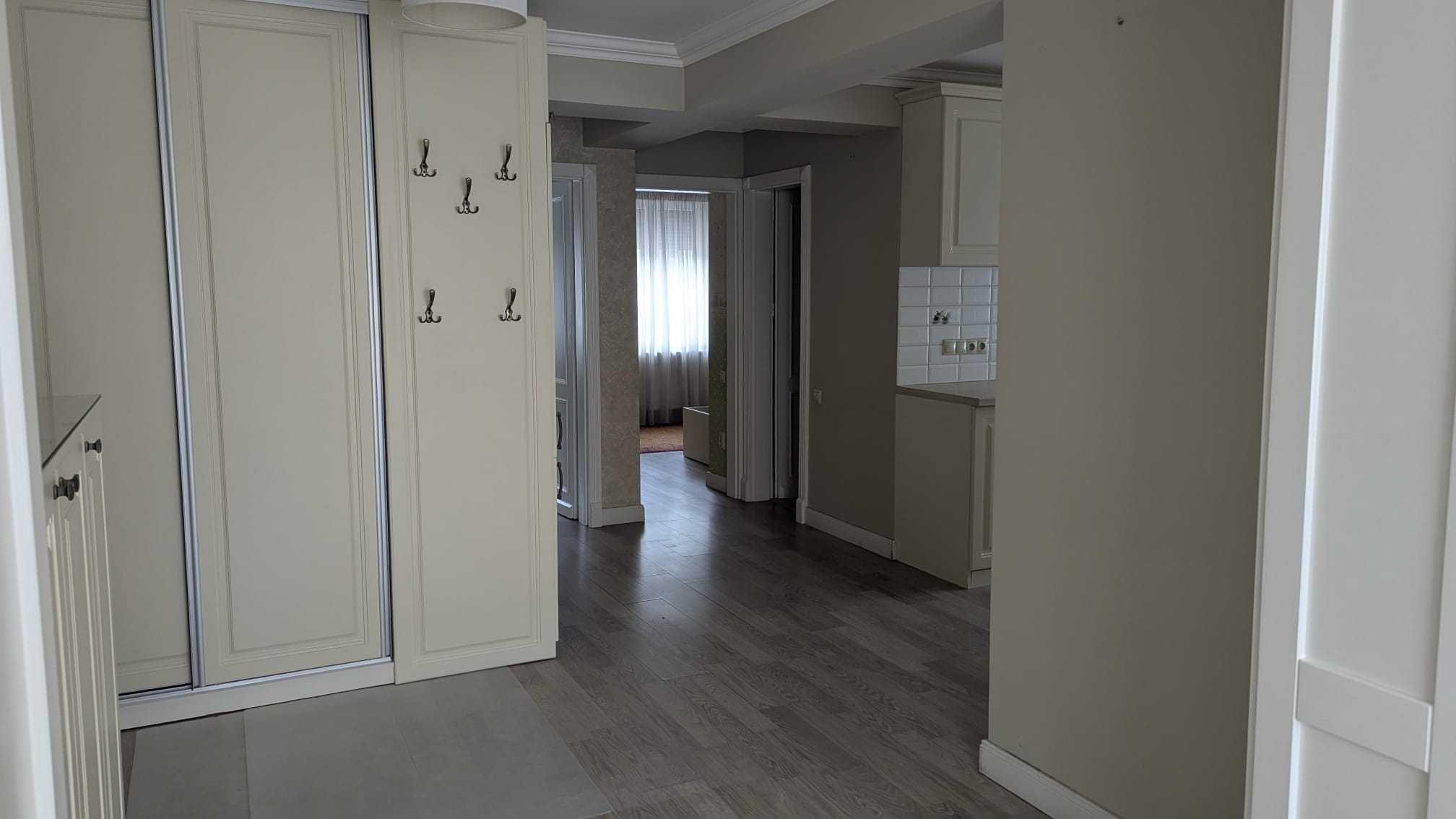 Apartament 3 camere + living / decomandat / doua bai