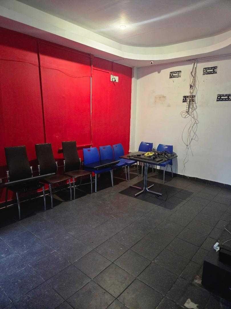 inchiriez spatiu comercial stradal zona Hala Traian - imagine 1