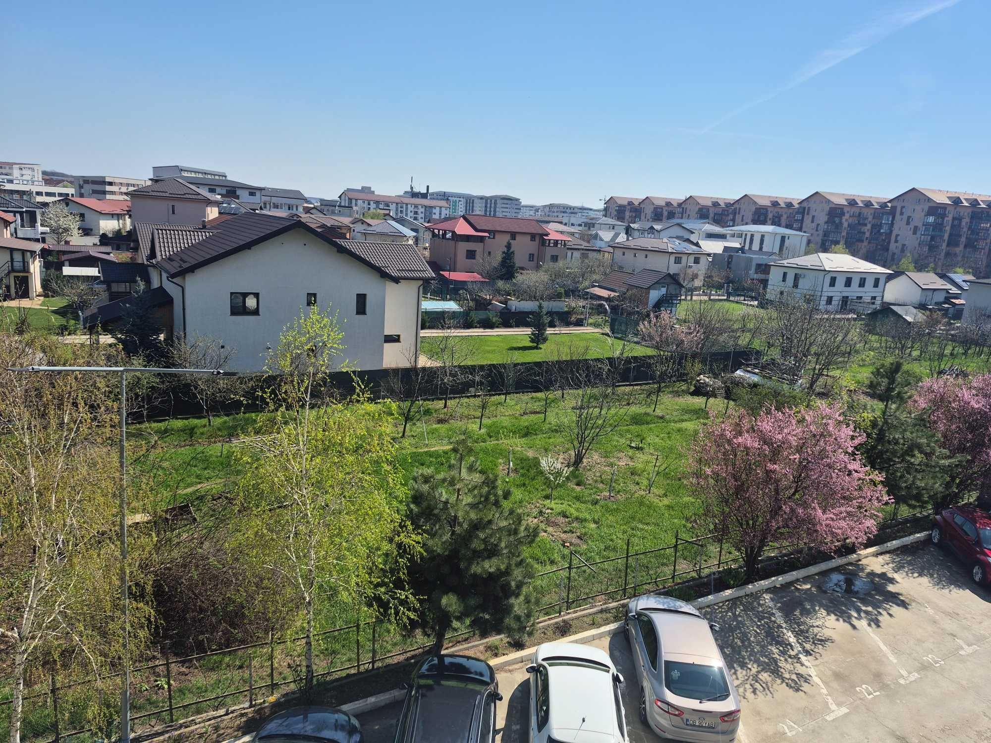 Proprietar vând apartament cu 2 camere si  parcare inclusa