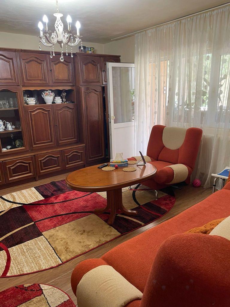 Vând apartament 3 camere la parter intr un bloc cu 4 etaje in Micalaca pe str Nucet lângă parcul Orizont. 2 dormitoare un living,2 bai bucătărie mare