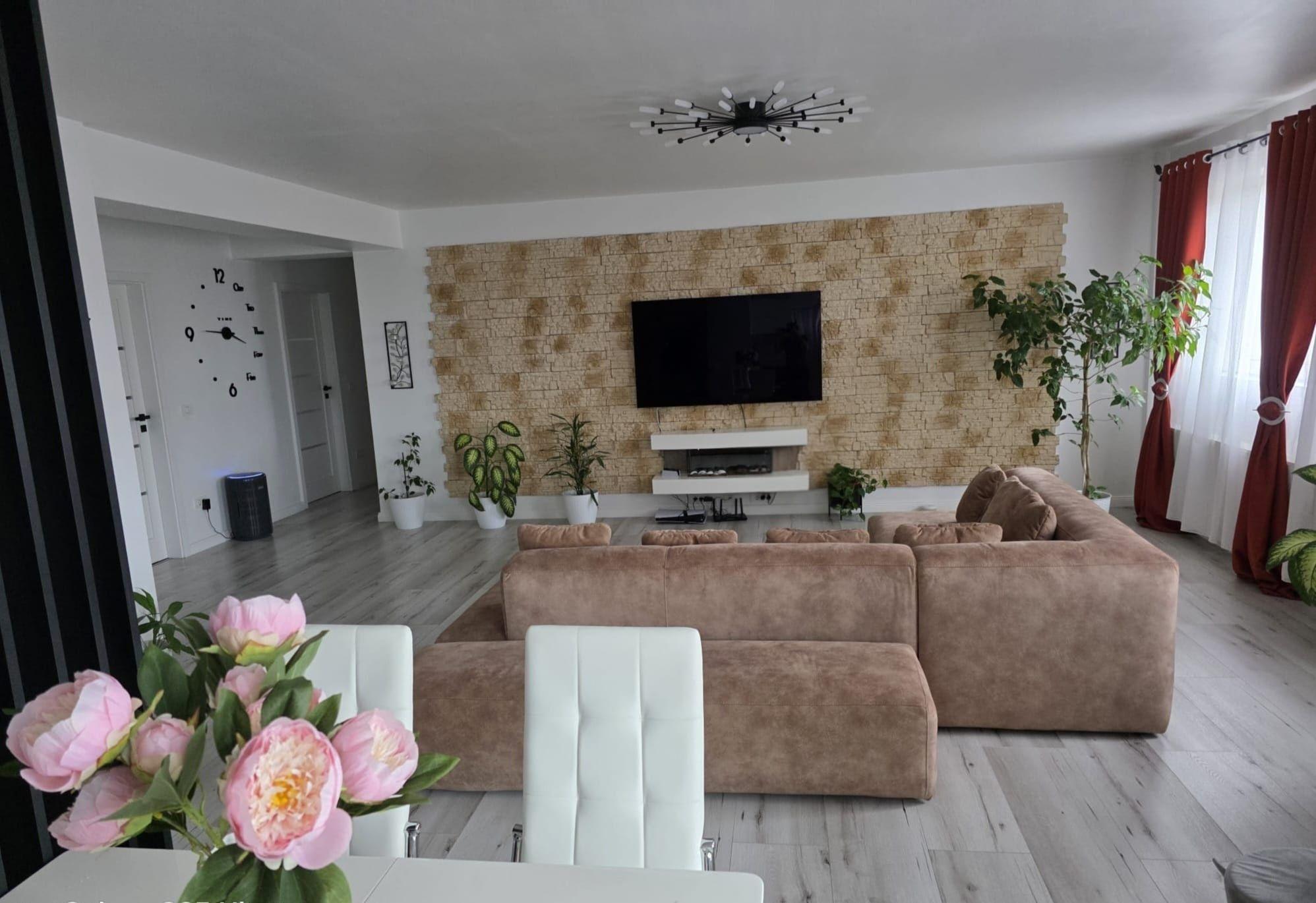 Apartament 4 camere(cu semi-etaj) de vânzare – confort, spațiu și locație excelentă într-un cartier de case,la 2 minute de malul Muresului.