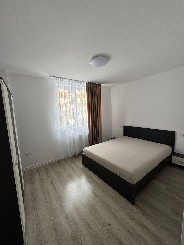 Închiriez apartament cu 3 camere