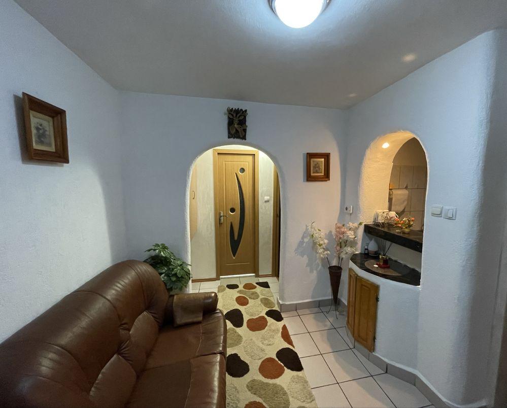 Apartament de inchiriat -2 camere,zona Mall,la 3 minute de școala nr.8 - imagine 1