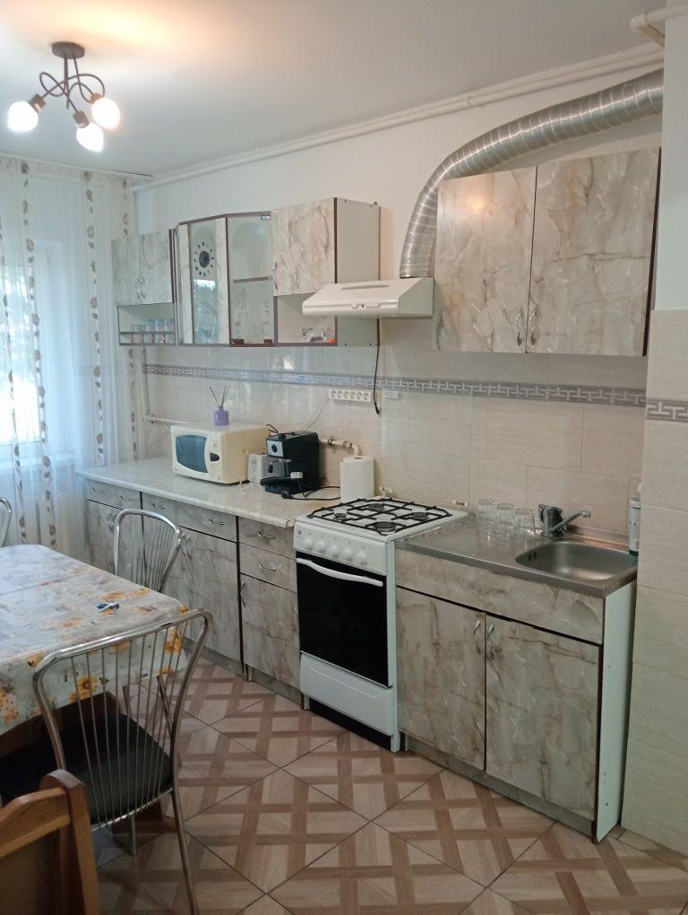 Închiriez apartament 3 camere semidecomandat