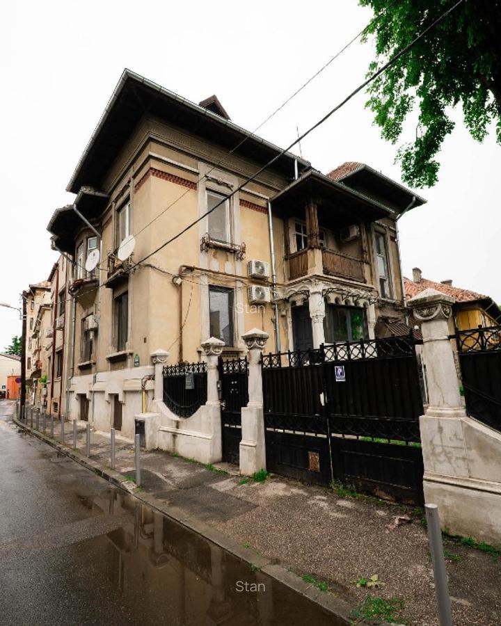 Demisol inalt 115 mp, 5 camere, 2 intrari  -  Parcul Carol / ideal investitie