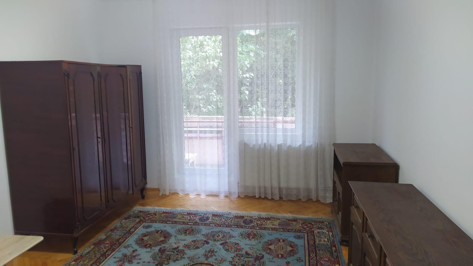 Închiriez apartament cu 2 camere
