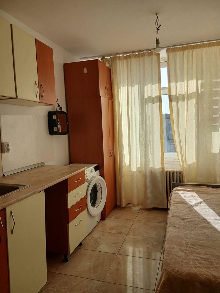 Închiriez cameră de cămin cu baie proprie