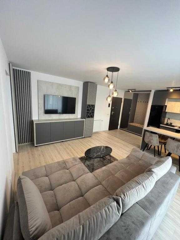 Inchiriez Garsoniera, Studio, 45mp, Tractorul – Coresi