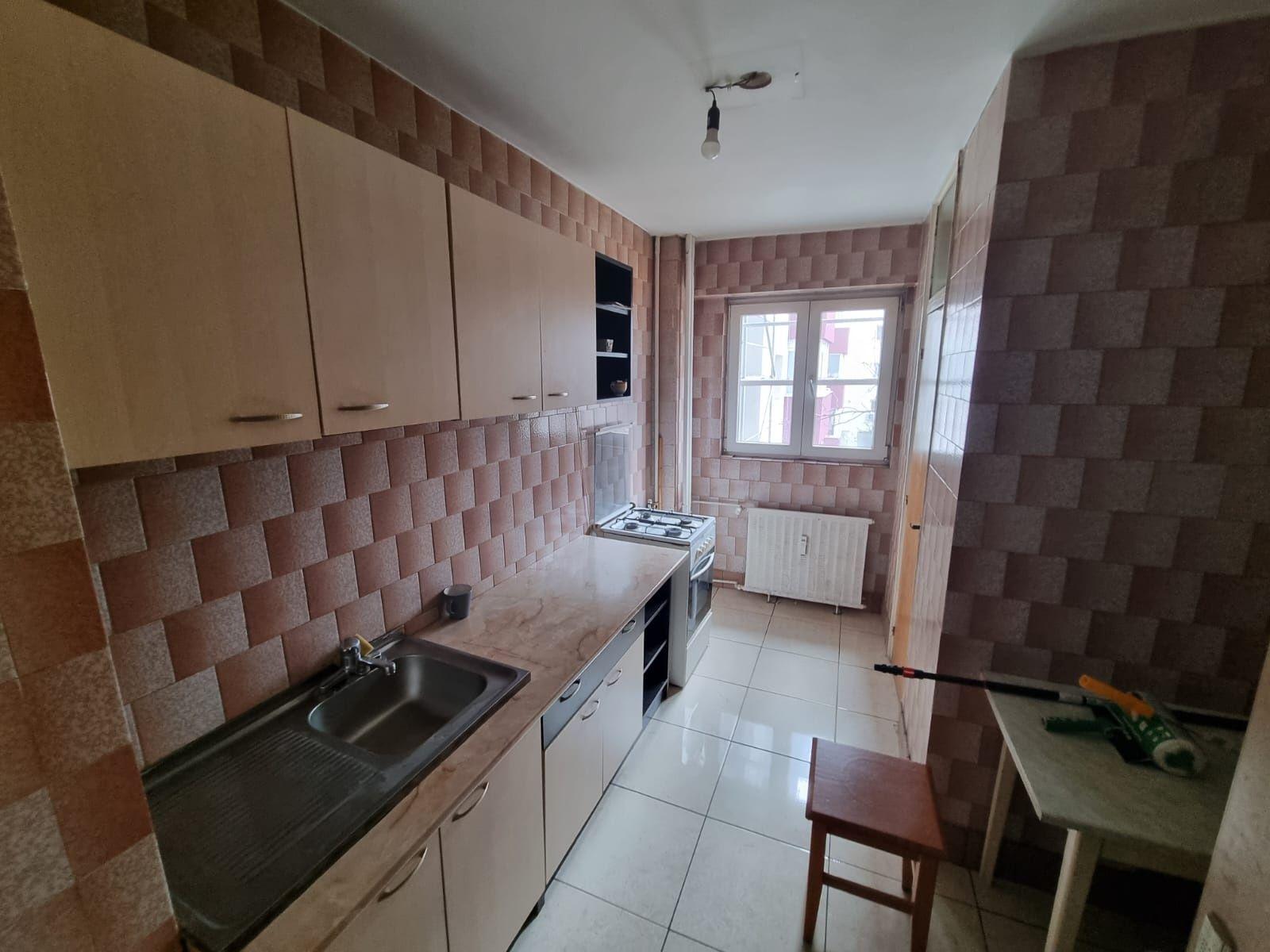 Inchiriez apartament 3 camere decomandat Dristor liber,vis-a-vis Kaufland stradal etaj 2/10