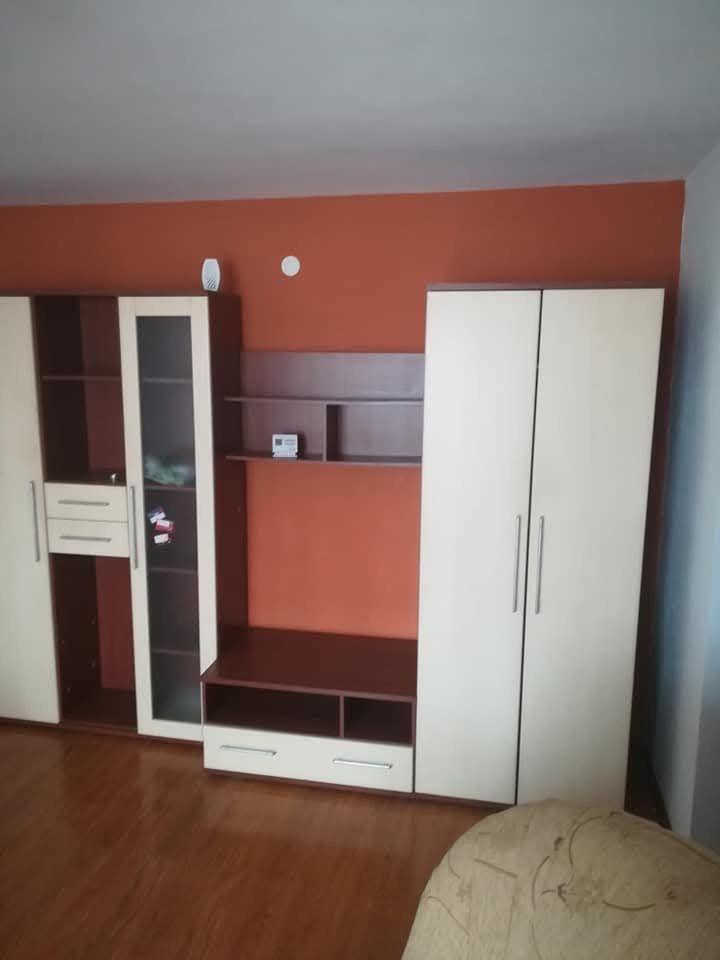 Vand / schimb apartament 2 camere, semidecomandat, parter in cartierul Trivale.