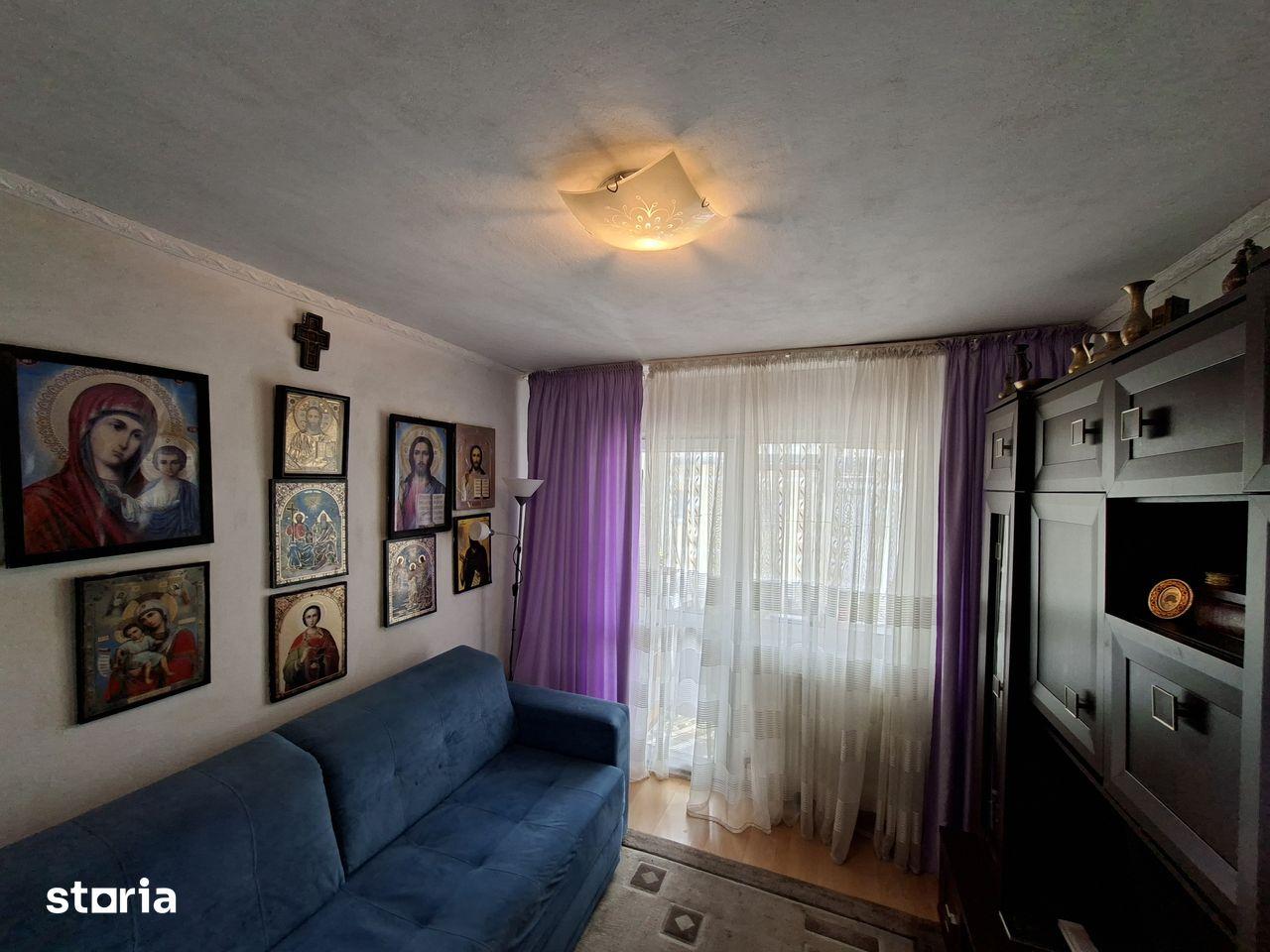 Se vinde apartament 3 camere , situat in Bacau str.Republicii