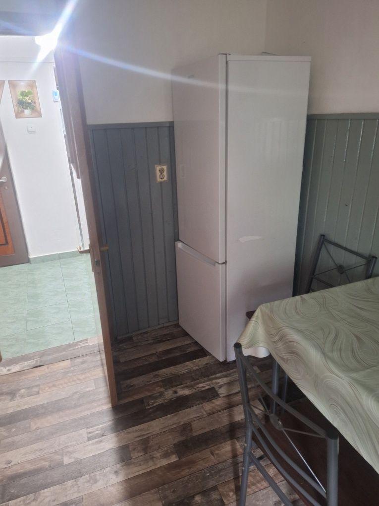 Închiriez apartament