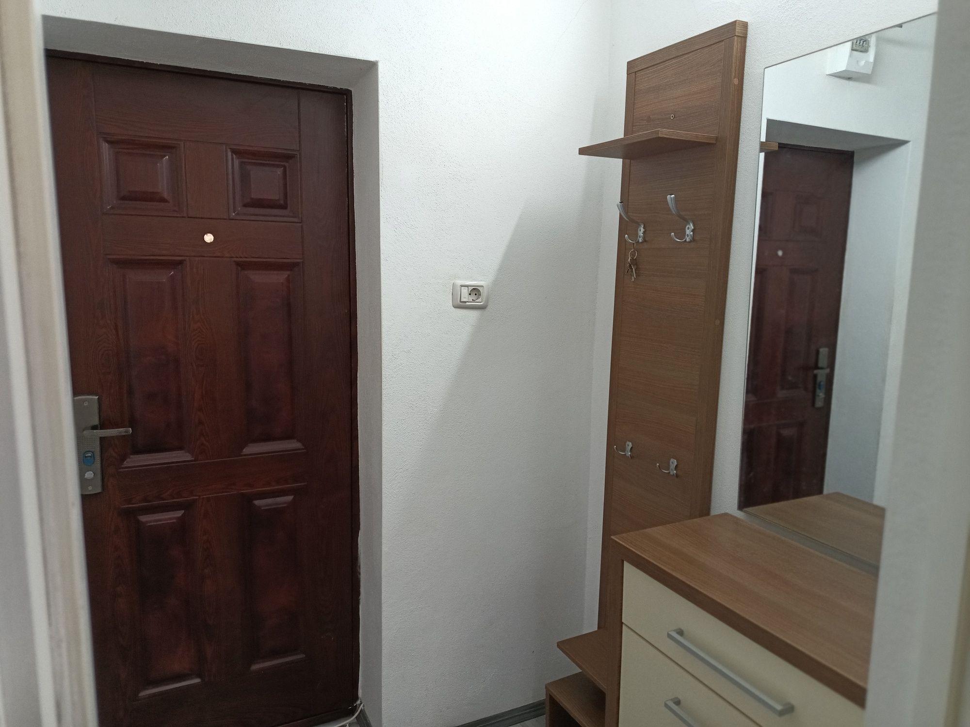 Închiriez apartament cu doua camere situat pe strada Oituz posibil sediu firmă