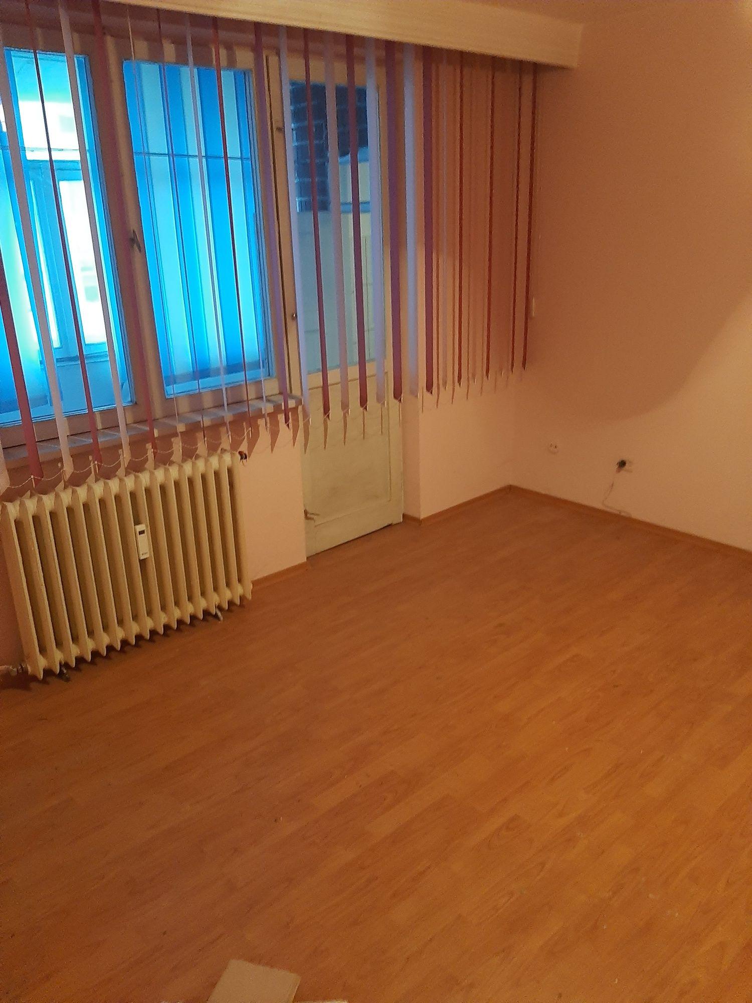 Vând apartament 3 camere,dărmănești ,semidecomandat.