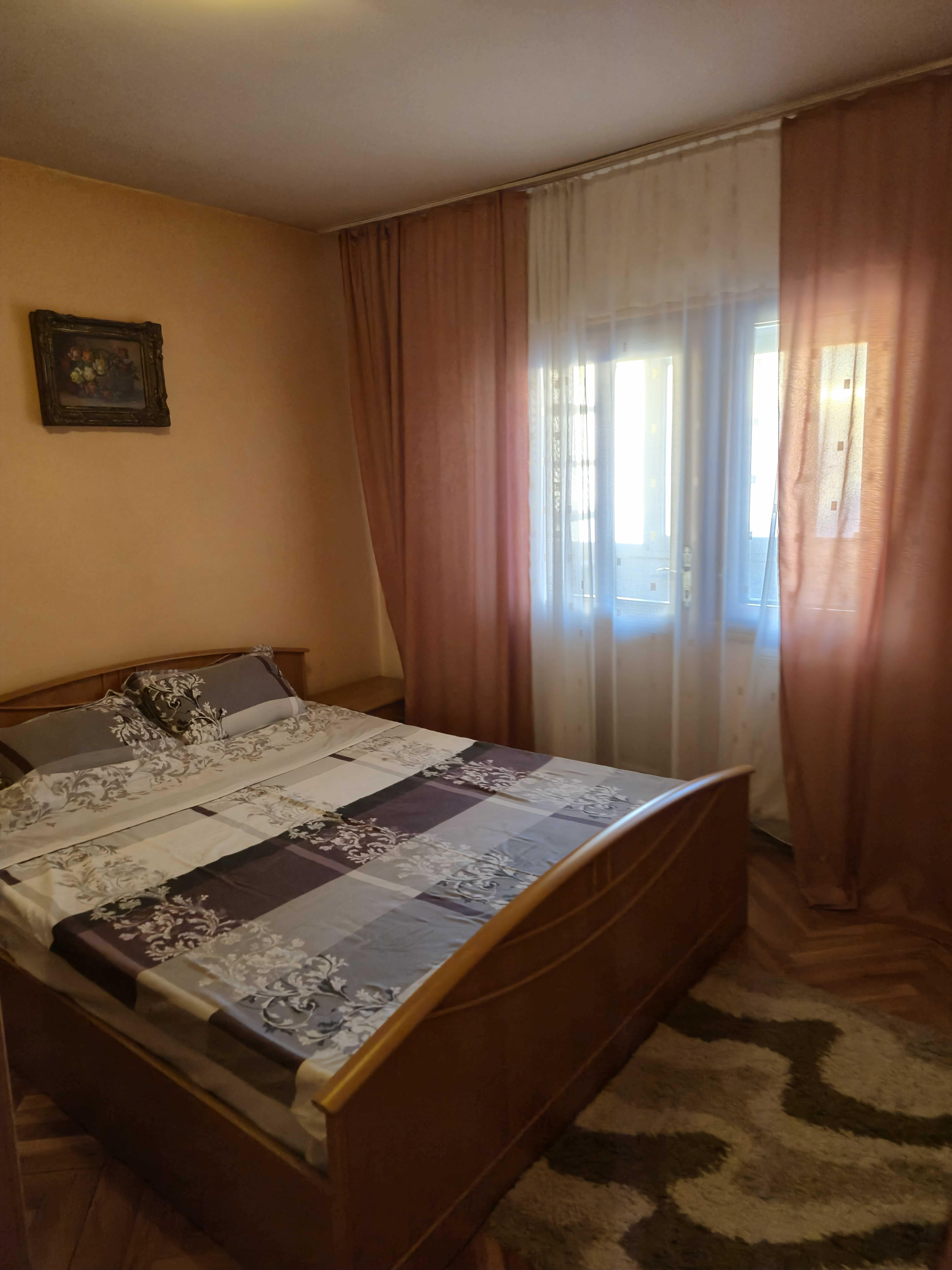 Vând apartament cu 3 camere, decomandat, în suprafață de 70 mp situat în zona centrala
