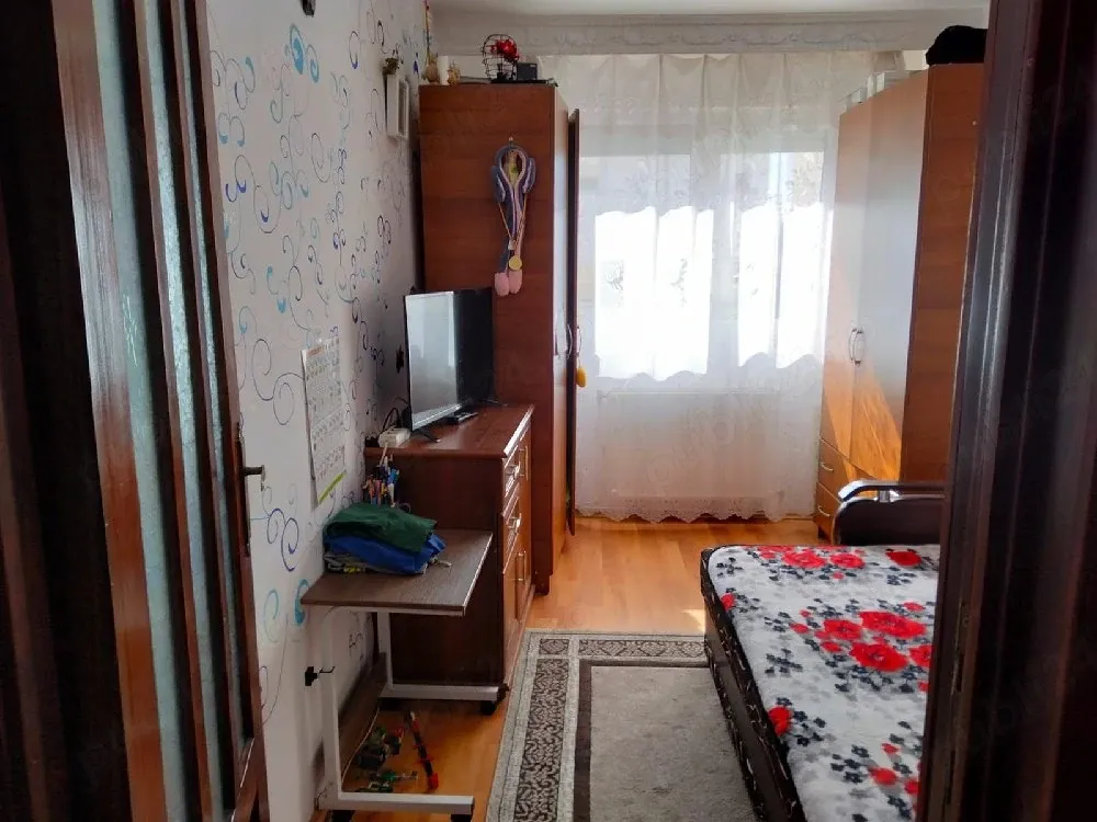 vand apartament decomandat  3 camere