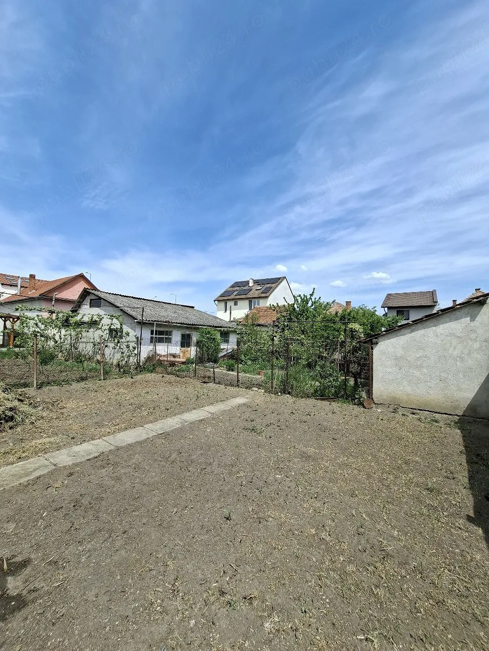 Casa spatioasa + garsoniera,gradina si garaj