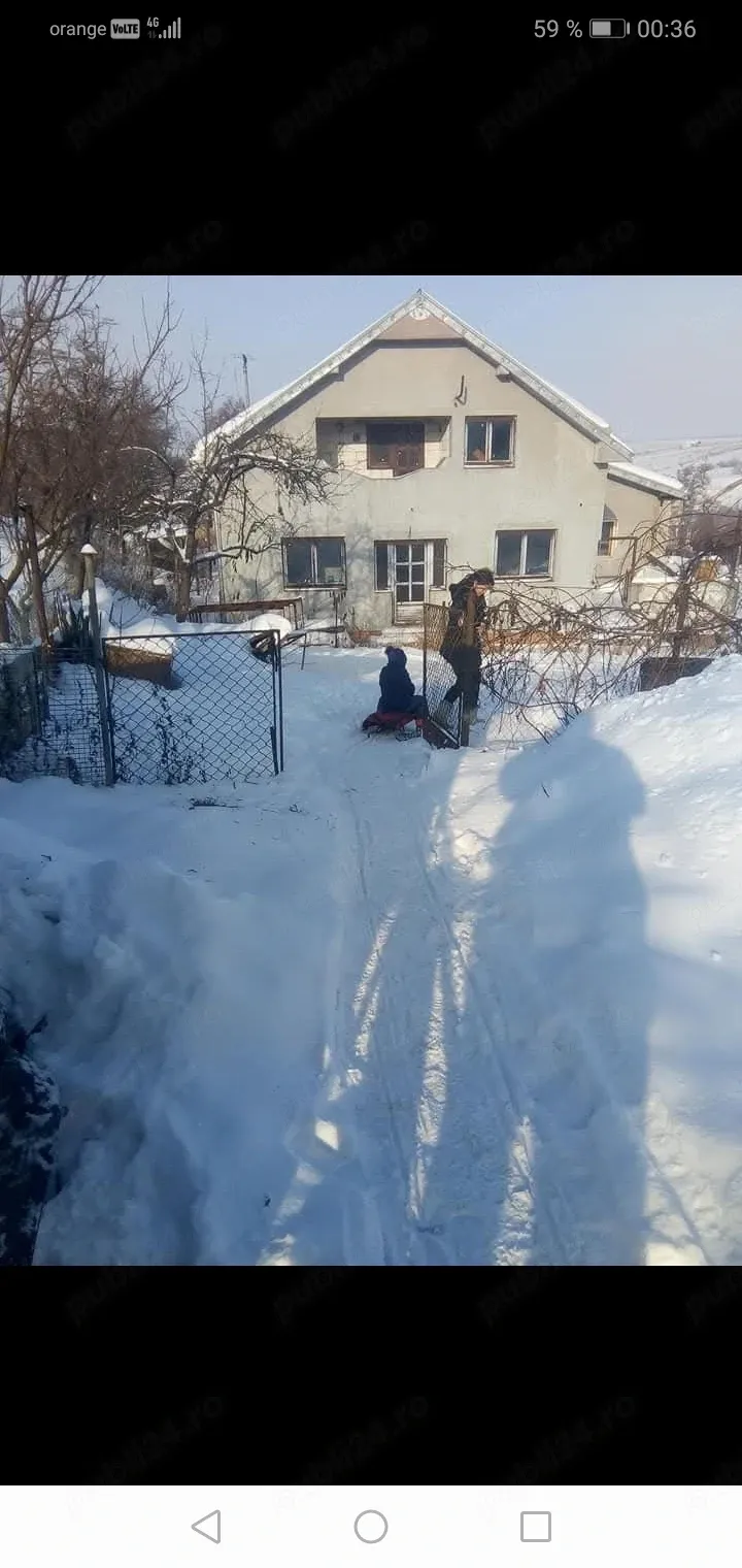 Vând casa ridicata plus teren