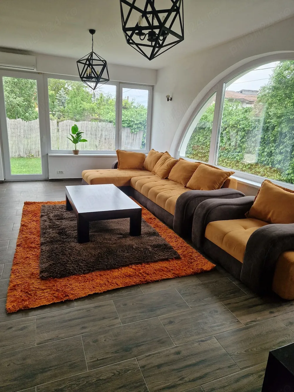 Casă modernă cu design aparte și grădină amenajată   de închiriat în Tunari - imagine 1