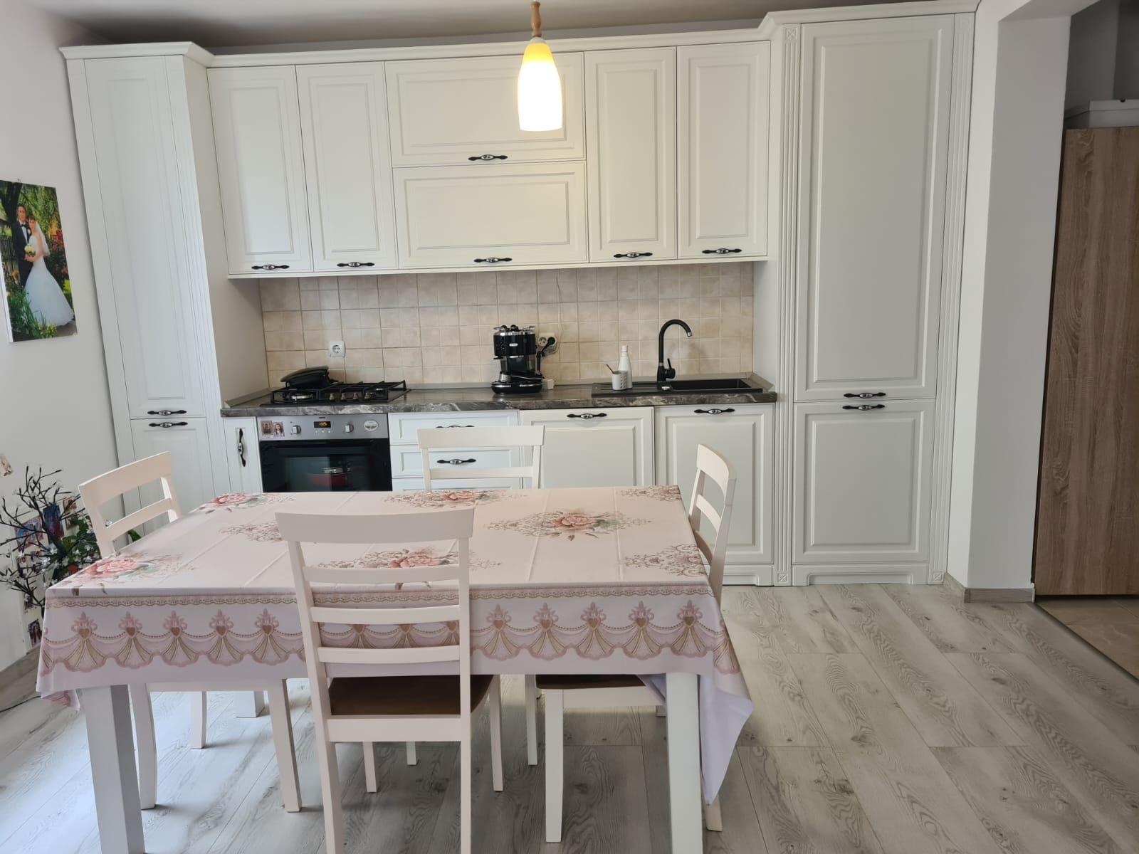 Vand apartament cu 2 camere Tractorul/Coresi