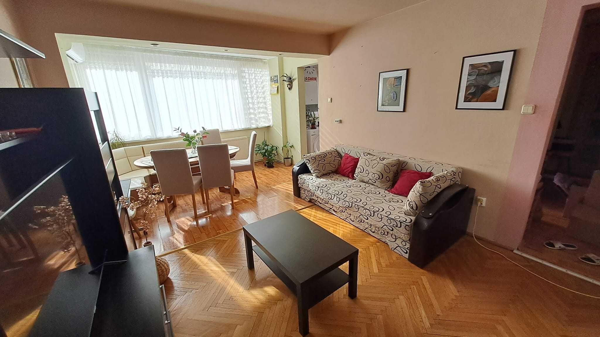 Apartament 3,5 camere, central etaj 3/4, 80 mp, aer conditionat, parcare