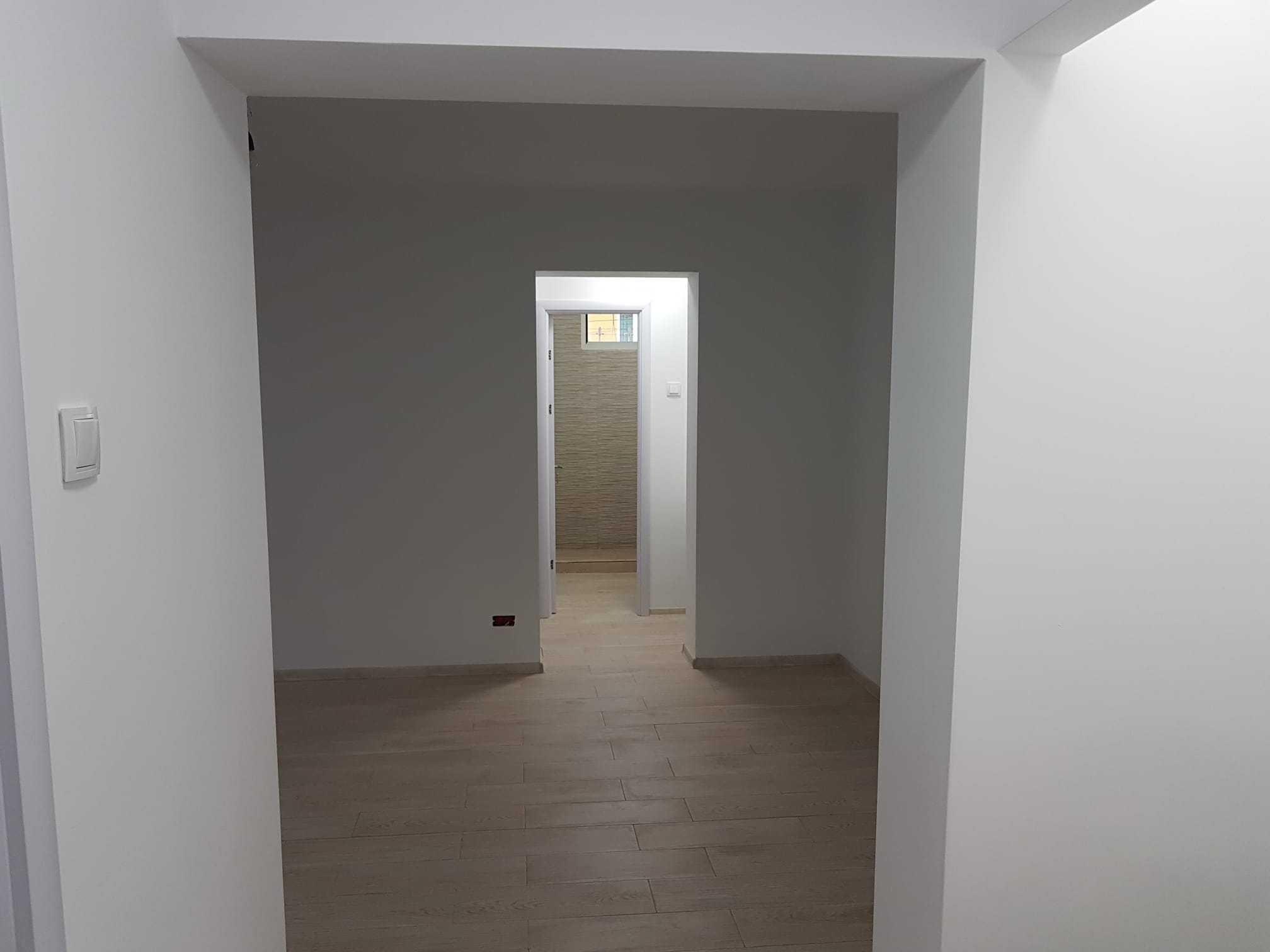Apartament 2 camere nemobilat de inchiriat pe termen lung.