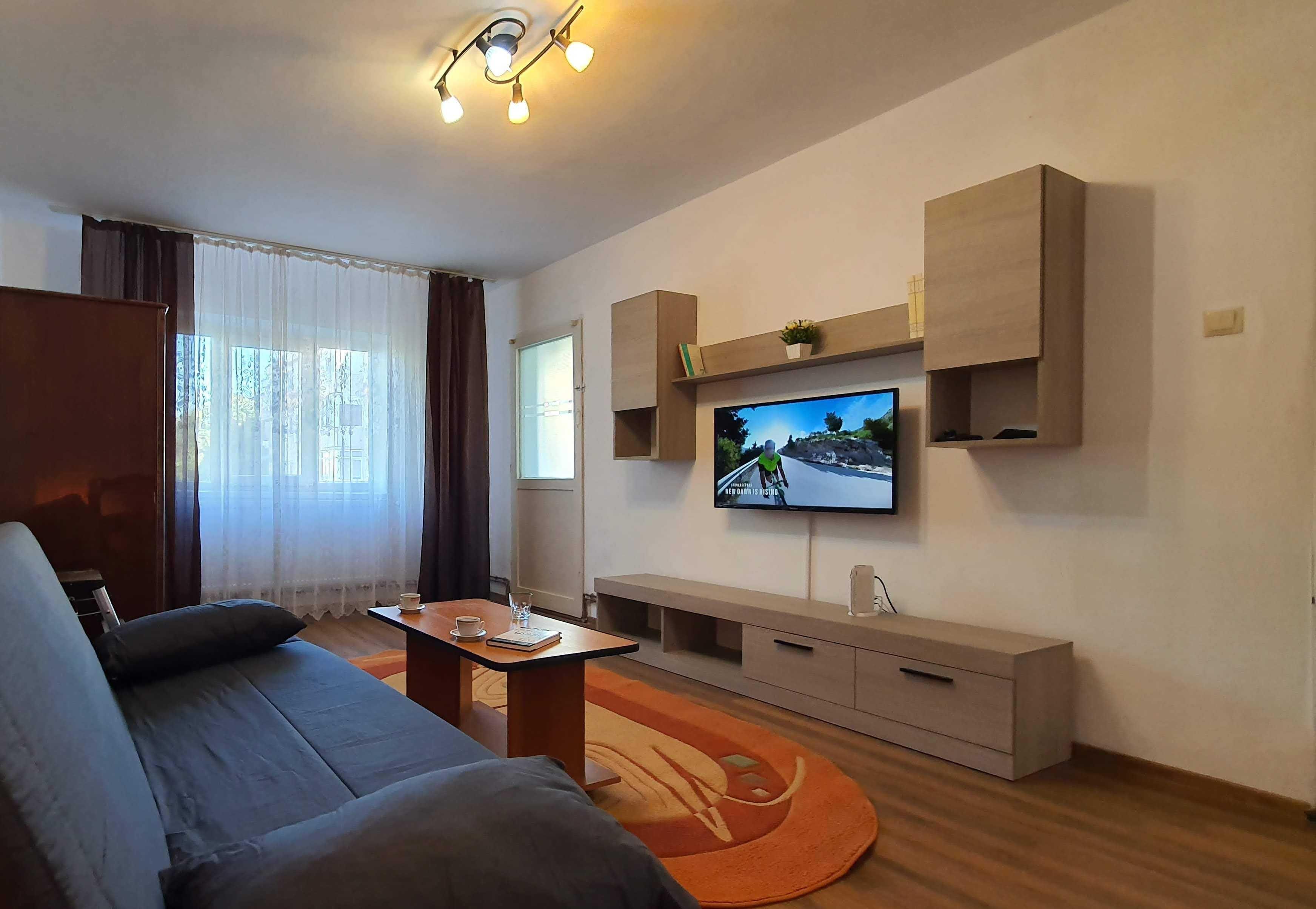 Inchiriez apartament 2 camere decomandat, etaj 2/4, 1 MAI, zona Pelendava